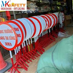 Biển báo công trường đang thi công
