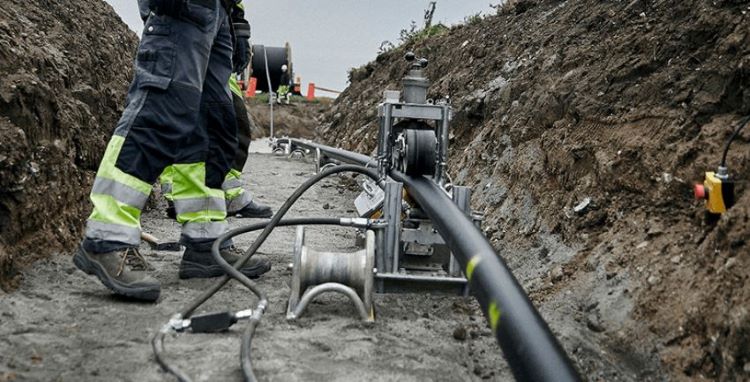 Con lăn kéo dây cáp điện